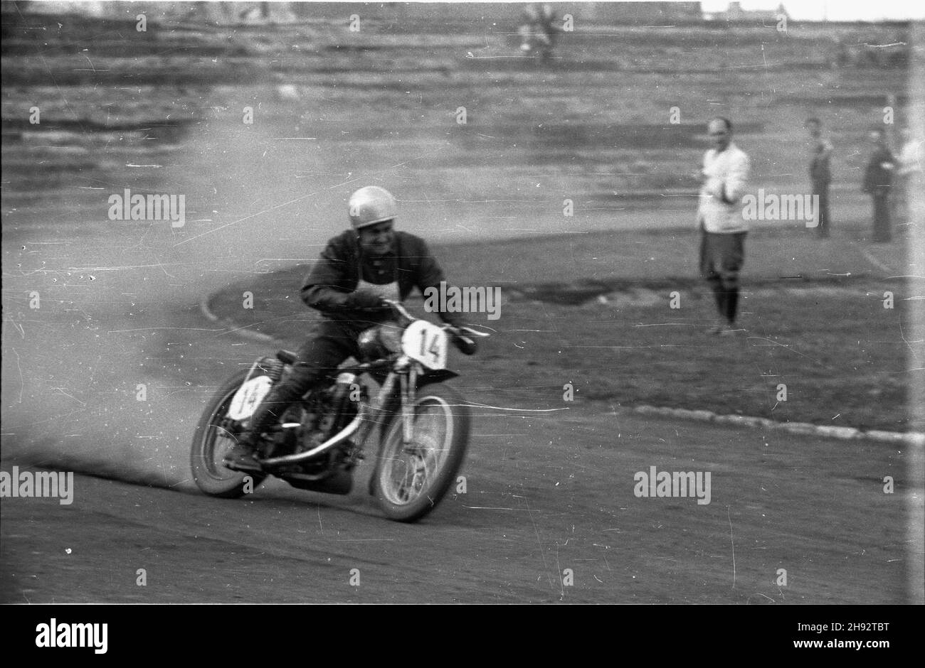 Warszawa, 1947-05-18. Trójmecz motocyklowy na ¿u¿lu pomiêdzy Uni¹ Poznañ, Klubem Motorowym Grochów i sekcj¹ motocyklow¹ WKS Legia na stadionie Wojskowego Klubu Sportowego Legia. NZ. Stanis³aw Brun, zwyciêzca biegu indywidualnego i jeden z najlepszych motocyklistów polskich. bk/mgs PAP Varsavia, 18 maggio 1947. Circuito tripli tra Unia Poznan, il club motociclistico Grochow e il club sportivo motociclistico WKS Legia Warszawa presso il club sportivo militare Legia di Varsavia. Foto: Stanislaw Brun, vincitore della gara individuale e uno dei migliori motociclisti polacchi. polskich. bk/MGS PAP Foto Stock