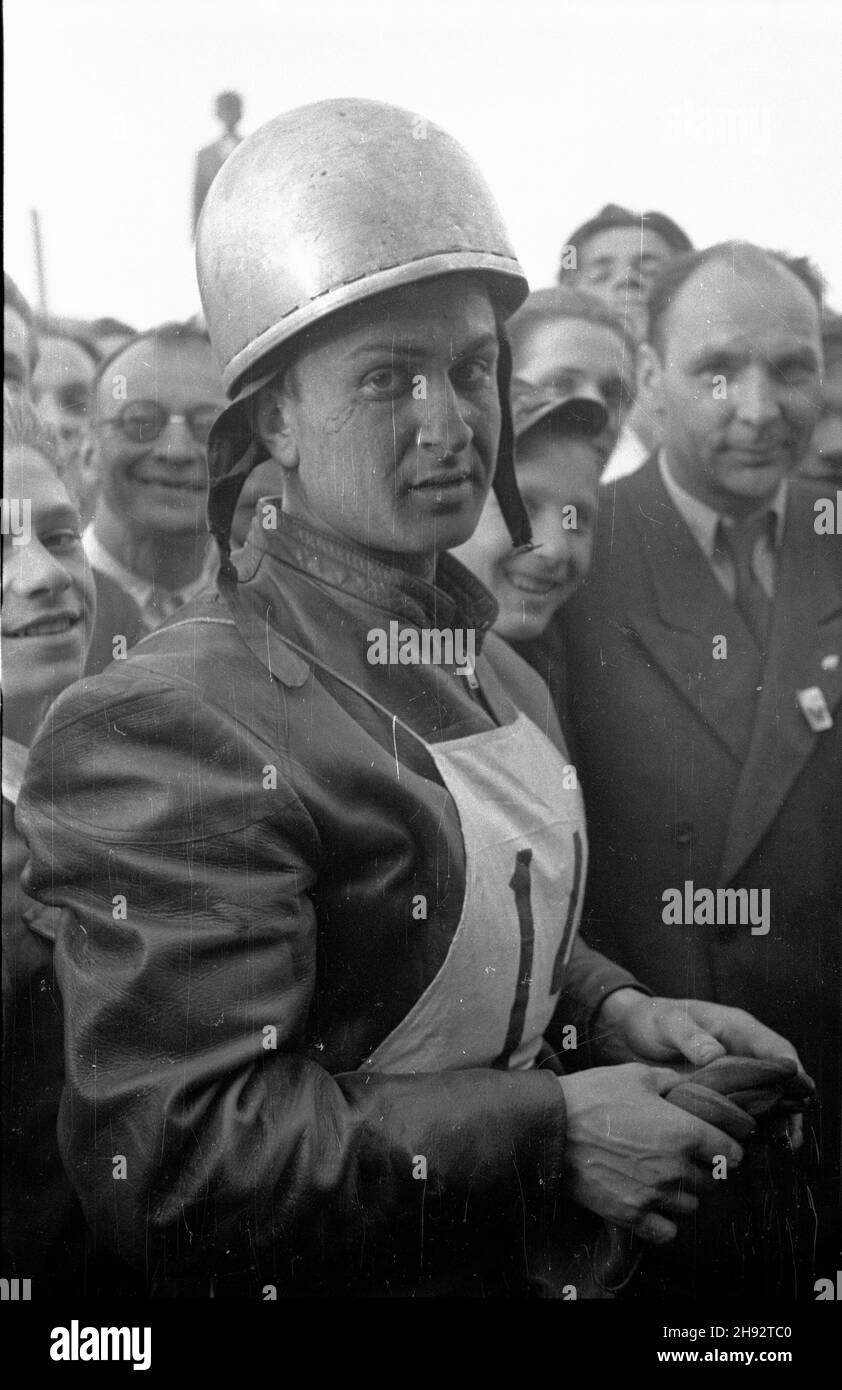 Warszawa, 1947-05-18. Trójmecz motocyklowy na ¿u¿lu pomiêdzy Uni¹ Poznañ, Klubem Motorowym Grochów i sekcj¹ motocyklow¹ WKS Legia na stadionie Wojskowego Klubu Sportowego Legia. NZ. Stanis³aw Brun, zwyciêzca biegu indywidualnego i jeden z najlepszych motocyklistów polskich. bk/mgs PAP Varsavia, 18 maggio 1947. Circuito tripli tra Unia Poznan, il club motociclistico Grochow e il club sportivo motociclistico WKS Legia Warszawa presso il club sportivo militare Legia di Varsavia. Foto: Stanislaw Brun, vincitore della gara individuale e uno dei migliori motociclisti polacchi. polskich. bk/MGS PAP Foto Stock