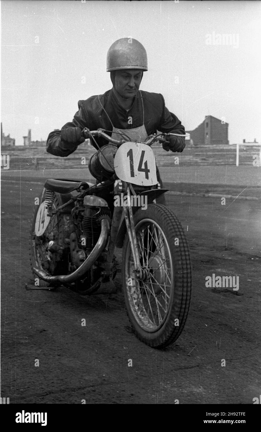 Warszawa, 1947-05-18. Trójmecz motocyklowy na ¿u¿lu pomiêdzy Uni¹ Poznañ, Klubem Motorowym Grochów i sekcj¹ motocyklow¹ WKS Legia na stadionie Wojskowego Klubu Sportowego Legia. NZ. Stanis³aw Brun, zwyciêzca biegu indywidualnego i jeden z najlepszych motocyklistów polskich. bk/mgs PAP Varsavia, 18 maggio 1947. Circuito tripli tra Unia Poznan, il club motociclistico Grochow e il club sportivo motociclistico WKS Legia Warszawa presso il club sportivo militare Legia di Varsavia. Foto: Stanislaw Brun, vincitore della gara individuale e uno dei migliori motociclisti polacchi. polskich. bk/MGS PAP Foto Stock