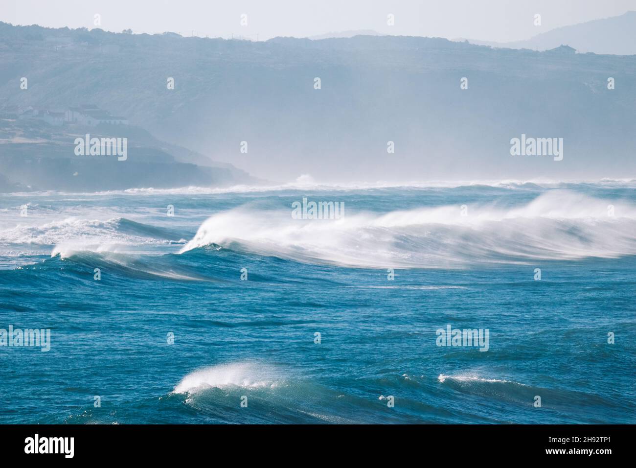 Le onde dell'oceano di rottura grandi colpiscono la linea costiera. Forte onda Foto Stock