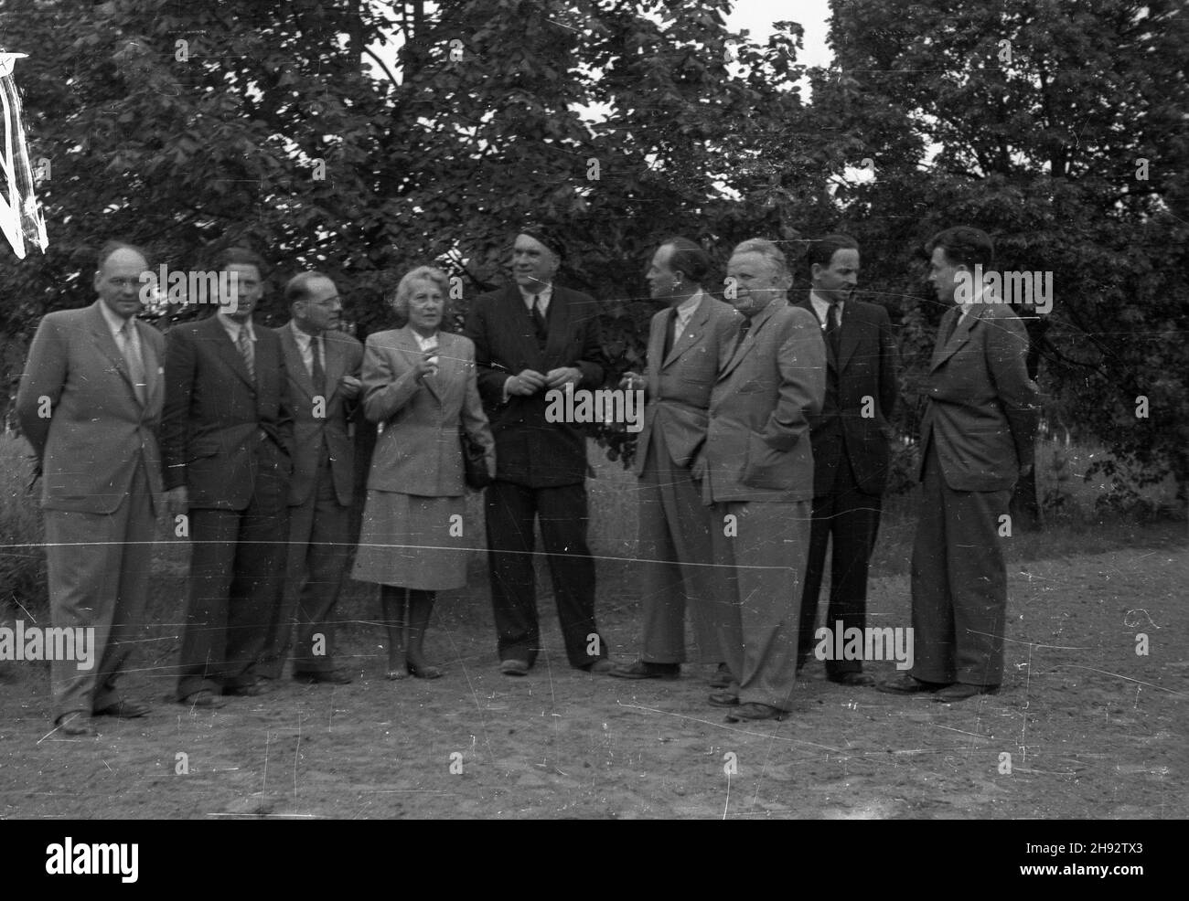 Stawisko k. Podkowy Leœnej, 1947-05-21. Delegacja pisarzy czechos³owackich sk³ada wizytê pisarzowi polskiemu Jaros³awowi Iwaszkiewiczowi. NZ. A. C. NOR (w³aœc. Józef Karan; 1L), Pawe³ Buñczak (2L), czeski pianista Hurnik (3L), Maria Pujmanowa (4L), Vaclav Rzezac (6L), Franciszek Halas (3P), Rudo Brtañ (2P) podczas spaceru. bk/ms PAP Stawisko di Podkowa Lesna, 21 maggio 1947. Una delegazione di scrittori cecoslovacchi visita lo scrittore polacco Jaroslaw Iwaszkiewicz e sua moglie Anna. Nella foto: A. C. nor (vero nome: Jozef Karan, 1° da sinistra), Pawe³ Bunczak (2° da sinistra), il pianista ceco Hurnik (3 Foto Stock