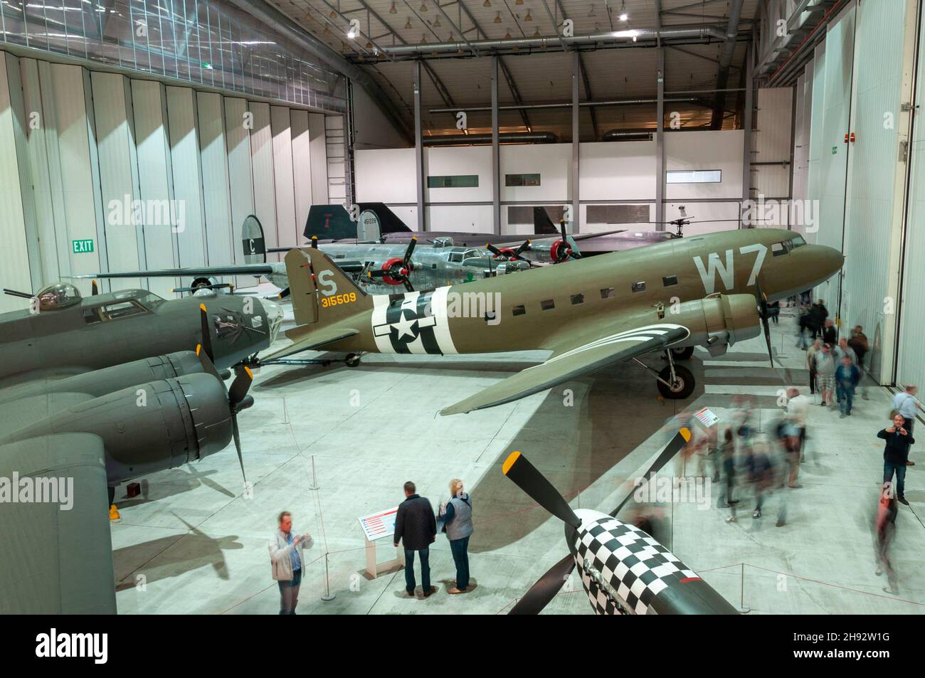 Area di stoccaggio temporaneo nello spazio aereo Hangar durante i principali lavori di sviluppo del Museo dell'aria americana all'Imperial War Museum di Duxford, Regno Unito. Piani Foto Stock