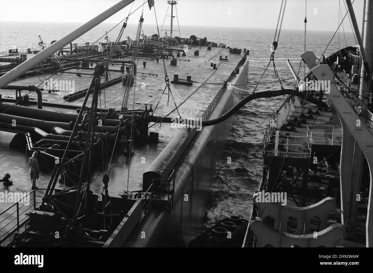 SS esso York (a destra) illuminante superpetroliera in Lyme Bay, Inghilterra meridionale. Un'operazione per rimuovere parte del carico della nave più grande in modo che possa accedere ai porti in cui non poteva andare completamente caricato. Foto scattata 1975/76 Foto Stock