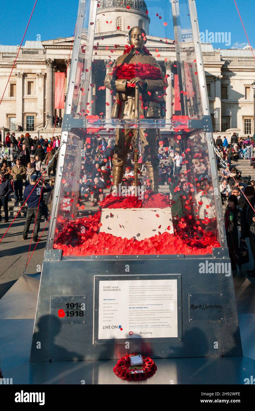 Ogni uomo ricorda la scultura, a Trafalgar Square, Londra, Regno Unito. Installazione di opere d'arte ricordo di Mark Humphrey per il centenario della prima Guerra Mondiale. Disponibile su 1914-1918 Foto Stock