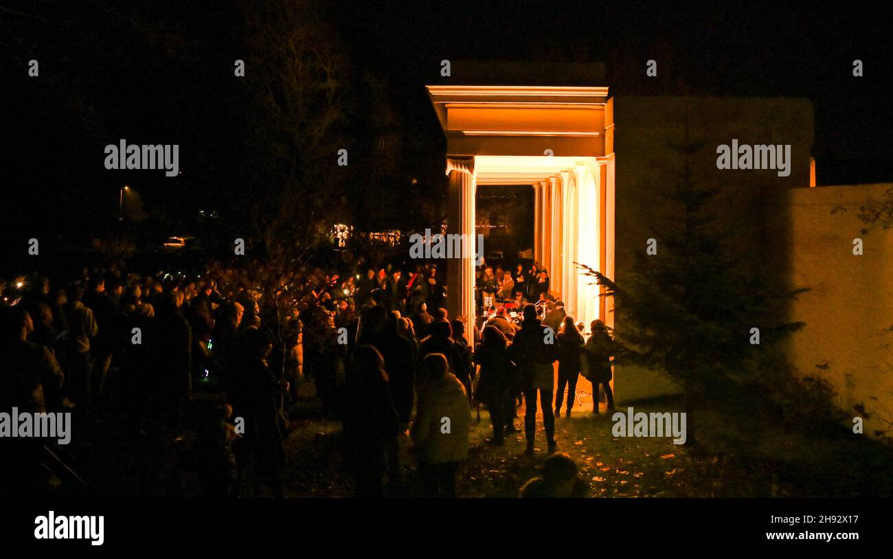 Brighton, Regno Unito. 3 dicembre 2021 - centinaia di residenti locali si sono rivelati stasera per i 'Carols in the Park' ospitati da Friends of Queens Park a Brighton con musica fornita da una band dell'Esercito della salvezza: Credit Simon Dack / Alamy Live News Foto Stock