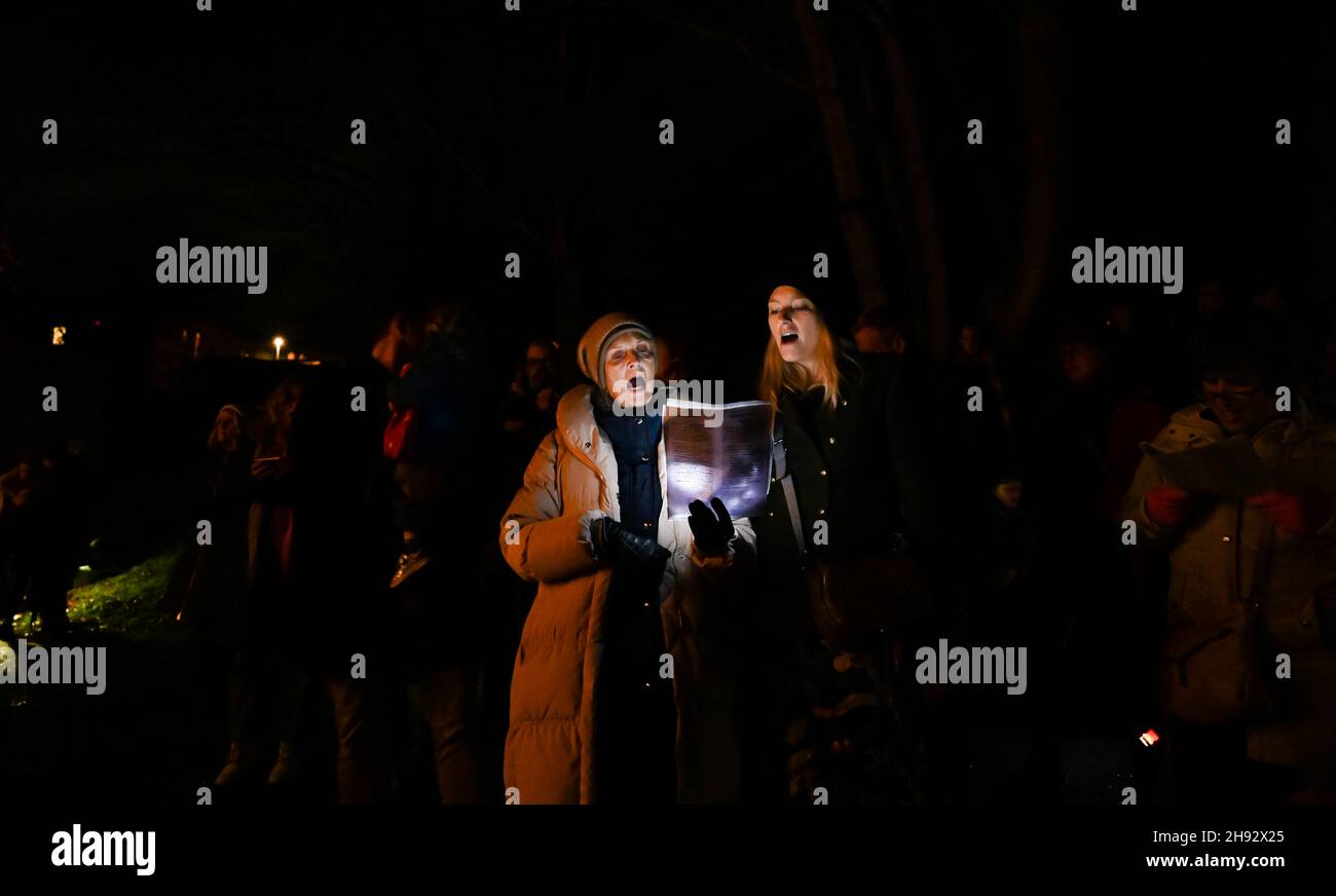 Brighton, Regno Unito. 3 dicembre 2021 - centinaia di residenti locali si sono rivelati stasera per i 'Carols in the Park' ospitati da Friends of Queens Park a Brighton con musica fornita da una band dell'Esercito della salvezza: Credit Simon Dack / Alamy Live News Foto Stock