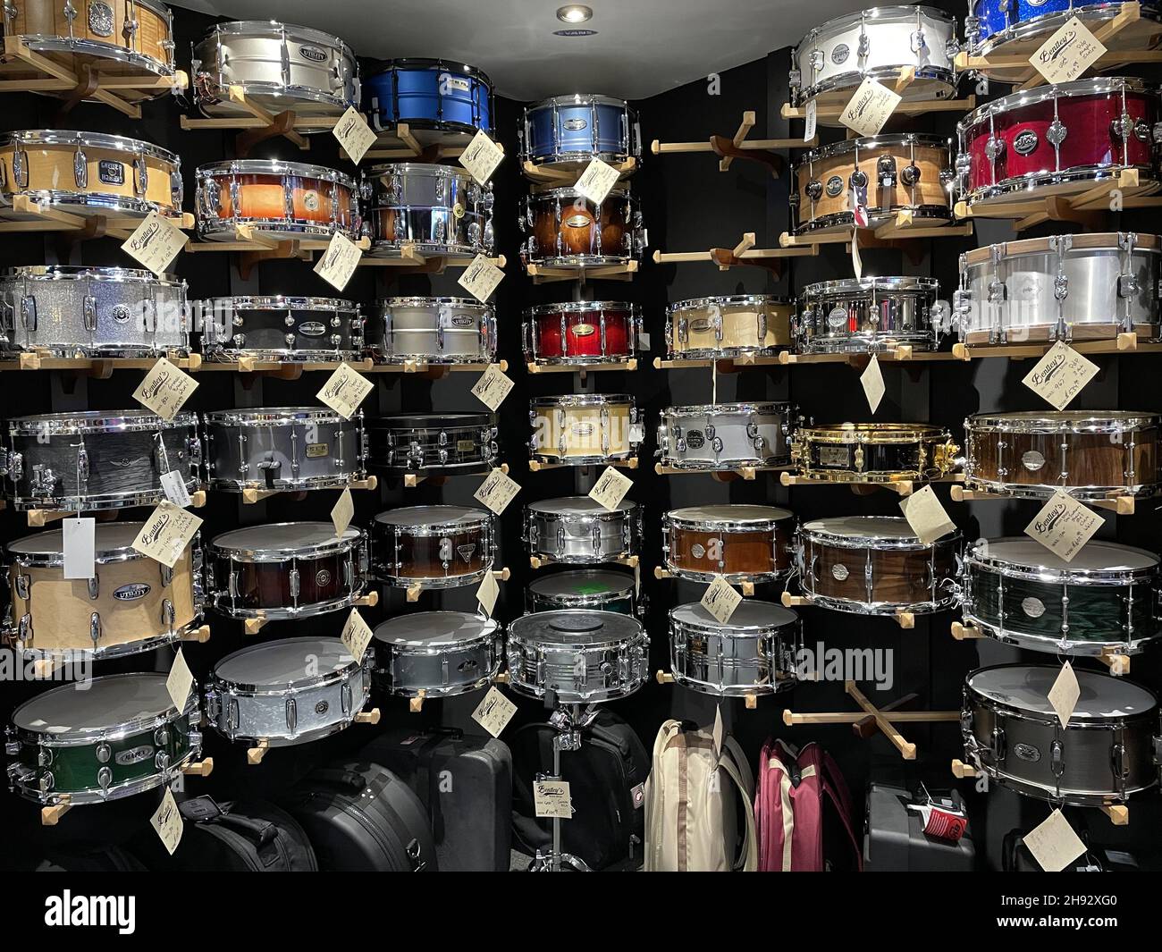 FRESNO, STATI UNITI D'AMERICA - Nov 01, 2021: Una mostra di nuovi, colorati tamburi di laccio in vendita sugli scaffali in un negozio di musica Foto Stock