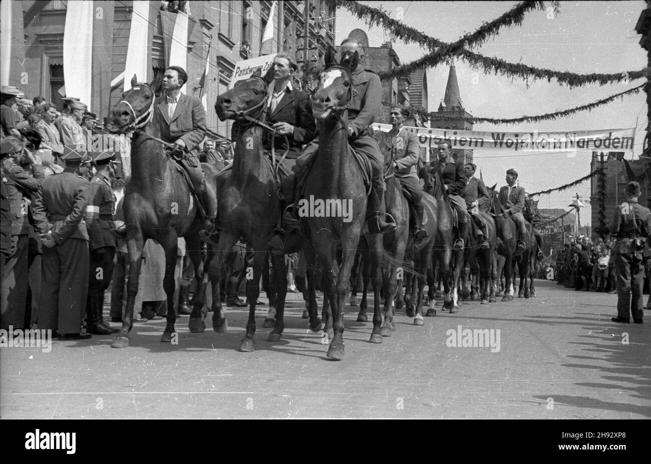 Gniezno, 1947-05-26. Ogólnopolskie obchody Œwiêta Ludowego. NZ. oddzia³ konny Stronnictha Ludowego defiluje ulic¹ Chrobrego. ps/ms PAP Gniezno, 26 maggio 1947. Celebrazioni per la Giornata del Popolo in tutto il Paese. Nella foto: Un'unità di cavalleria del Peasant Party parata su Chrobrego Street. ps/ms PAP Foto Stock