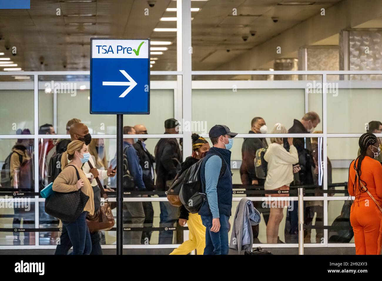 I passeggeri di viaggio di vacanza all'Aeroporto Internazionale Hartsfield-Jackson di Atlanta, l'aeroporto più trafficato del mondo, ad Atlanta, Georgia. (USA) Foto Stock