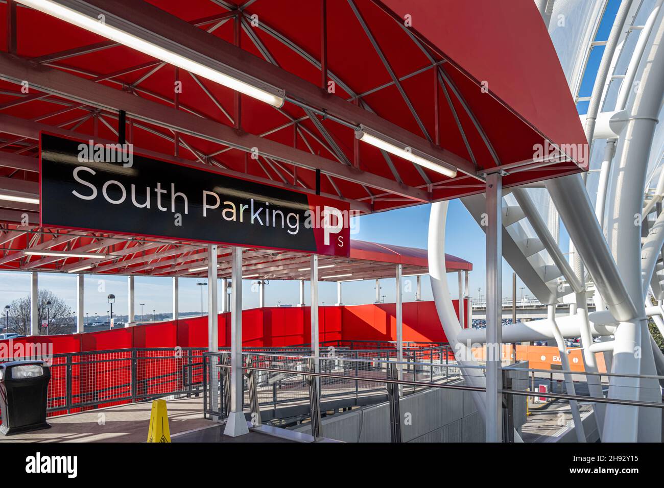 L'aeroporto internazionale Hartsfield-Jackson di Atlanta si trova in cima al parcheggio del terminal nazionale di Atlanta, Georgia. (USA) Foto Stock