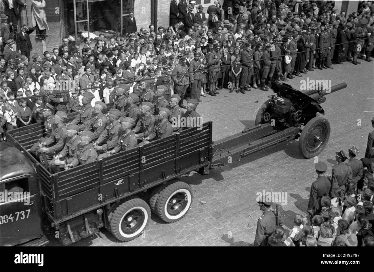 Gniezno, 1947-05-26. Ogólnopolskie obchody Œwiêta Ludowego. NZ. ulic¹ Chrobrego defiluje Brygada Artylerii Ciê¿kiej. ps/ms PAP Gniezno, 26 maggio 1947. Celebrazioni per la Giornata del Popolo in tutto il Paese. Nella foto: La parata di Brigata di Artillery pesante su via Chrobrego. ps/ms PAP Foto Stock