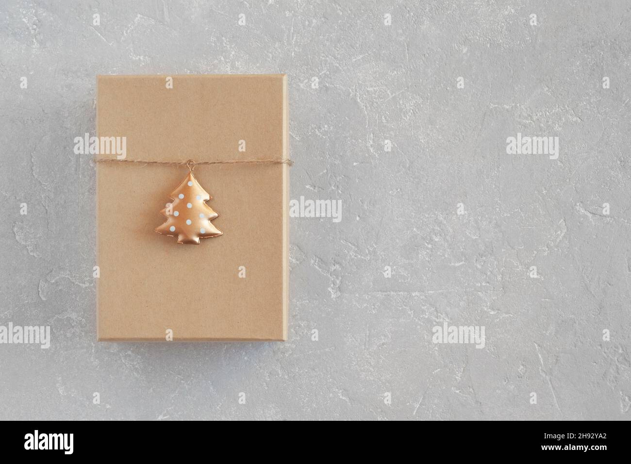 Scatola regalo di carta artigianale decorata con metallo Capodanno e albero di Natale Foto Stock