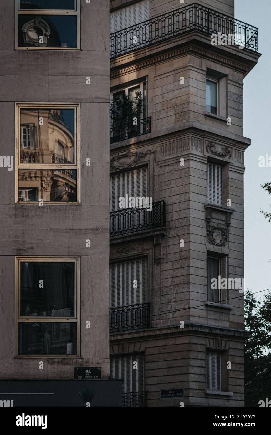 Immagine verticale della facciata di un edificio residenziale Foto Stock