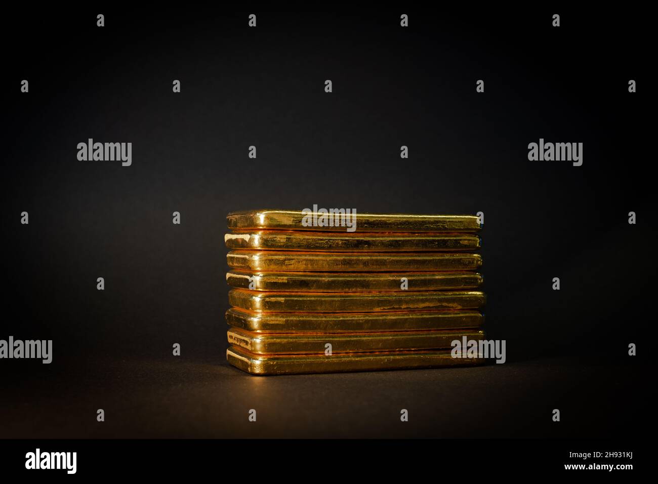Palloncino oro su sfondo scuro. Grande lingotto d'oro da investimento in fusione. Oro svizzero. Affari e finanza. Foto Stock