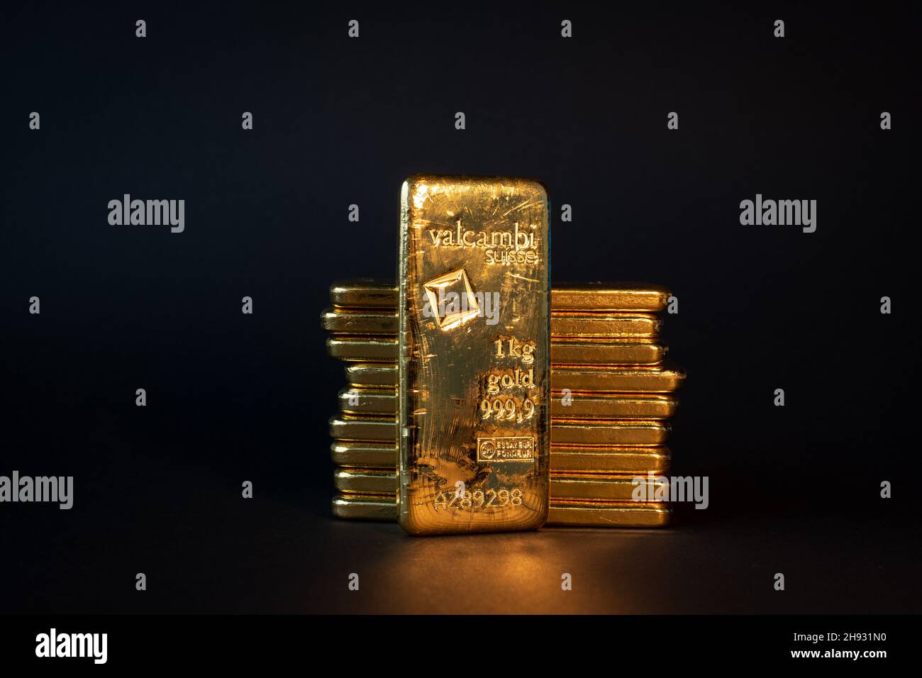 Grande lingotto d'oro in fusione Valcambi. Oro svizzero. Affari e finanza. Barretta di palloncino oro su sfondo nero. Foto Stock