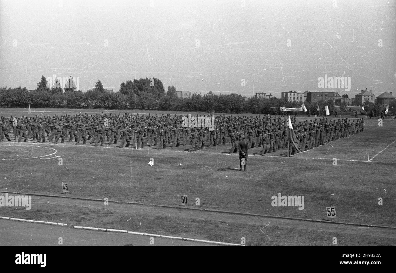 Gniezno, 1947-05-27. Pierwszy ogólnopolski zlot junaków Przysposobienia Rolliczo-Wojskowego (PRW) w GnieŸnie. NZ. æwiczenia gimnastyczne junaków na stadionie Zwi¹zku M³odzie¿y Wiejskiej Wici. ps/ms PAP Gniezno, 27 maggio 1947. Il primo congresso nazionale degli agricoltori giovani a Gniezno. Nella foto: I giovani fanno ginnastica allo stadio dell'Unione dei giovani rurali 'Wici'. ps/ms PAP Foto Stock