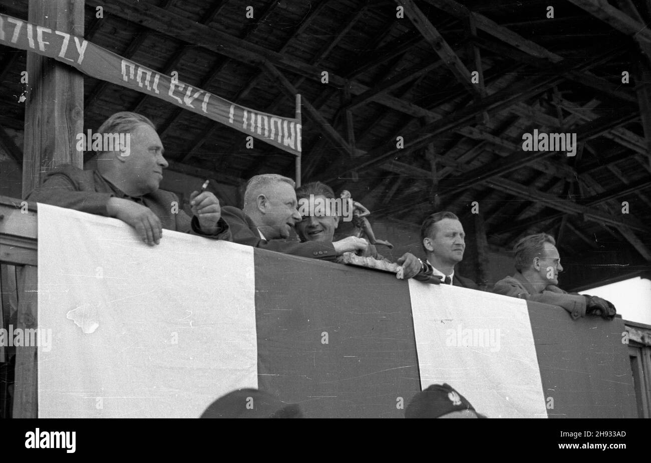 Gniezno, 1947-05-27. Pierwszy ogólnopolski zlot junaków Przysposobienia Rolliczo-Wojskowego (PRW) w GnieŸnie. nz. ministro rolnictha i riforma rolnych Jan D¹b-Kocio³ (2L) na trybunie honorowej stadionu Zwi¹zku M³odzie¿y Wiejskiej Wici podczas zawodów sprawnoœciowych junaków. ps/ms PAP Gniezno, 27 maggio 1947. Il primo congresso nazionale dei giovani agricoltori a Gniezno. Nella foto: Ministro dell'agricoltura e delle riforme rurali Jan DAB-Kociol (seconda forma a sinistra) sulla tribuna allo stadio dell'Unione dei giovani rurali 'Wici' durante la competizione. ps/ms PAP Foto Stock