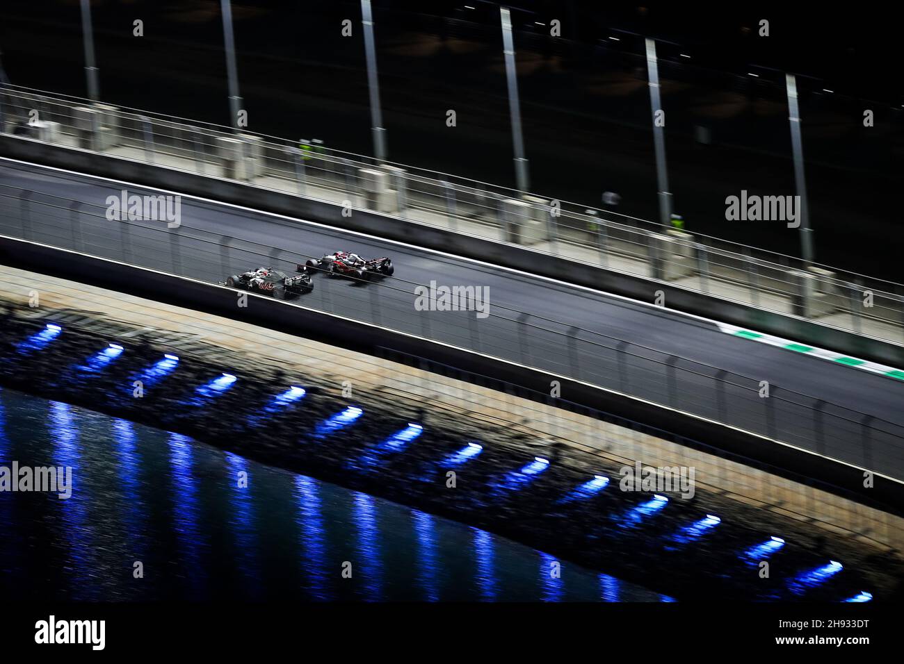 Jeddah, Arabia Saudita. 03 dicembre 2021. 07 RAIKKONEN Kimi (fin), Alfa Romeo Racing ORLEN C41, 09 MAZEPIN Nikita (rus), Haas F1 Team VF-21 Ferrari, in azione nel corso della Formula 1 stc Saudi Arabian Grand Prix 2021, 21° round del Campionato del mondo FIA Formula uno 2021 dal 3 al 5 dicembre 2021 sul circuito Jeddah Corniche, A Jeddah, Arabia Saudita - Foto: Florent Gooden/DPPI/LiveMedia Credit: Independent Photo Agency/Alamy Live News Foto Stock