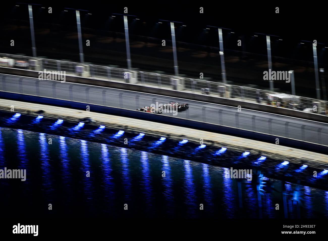 Jeddah, Arabia Saudita. 03 dicembre 2021. 07 RAIKKONEN Kimi (fin), Alfa Romeo Racing ORLEN C41, 09 MAZEPIN Nikita (rus), Haas F1 Team VF-21 Ferrari, in azione nel corso della Formula 1 stc Saudi Arabian Grand Prix 2021, 21° round del Campionato del mondo FIA Formula uno 2021 dal 3 al 5 dicembre 2021 sul circuito Jeddah Corniche, A Jeddah, Arabia Saudita - Foto: Florent Gooden/DPPI/LiveMedia Credit: Independent Photo Agency/Alamy Live News Foto Stock