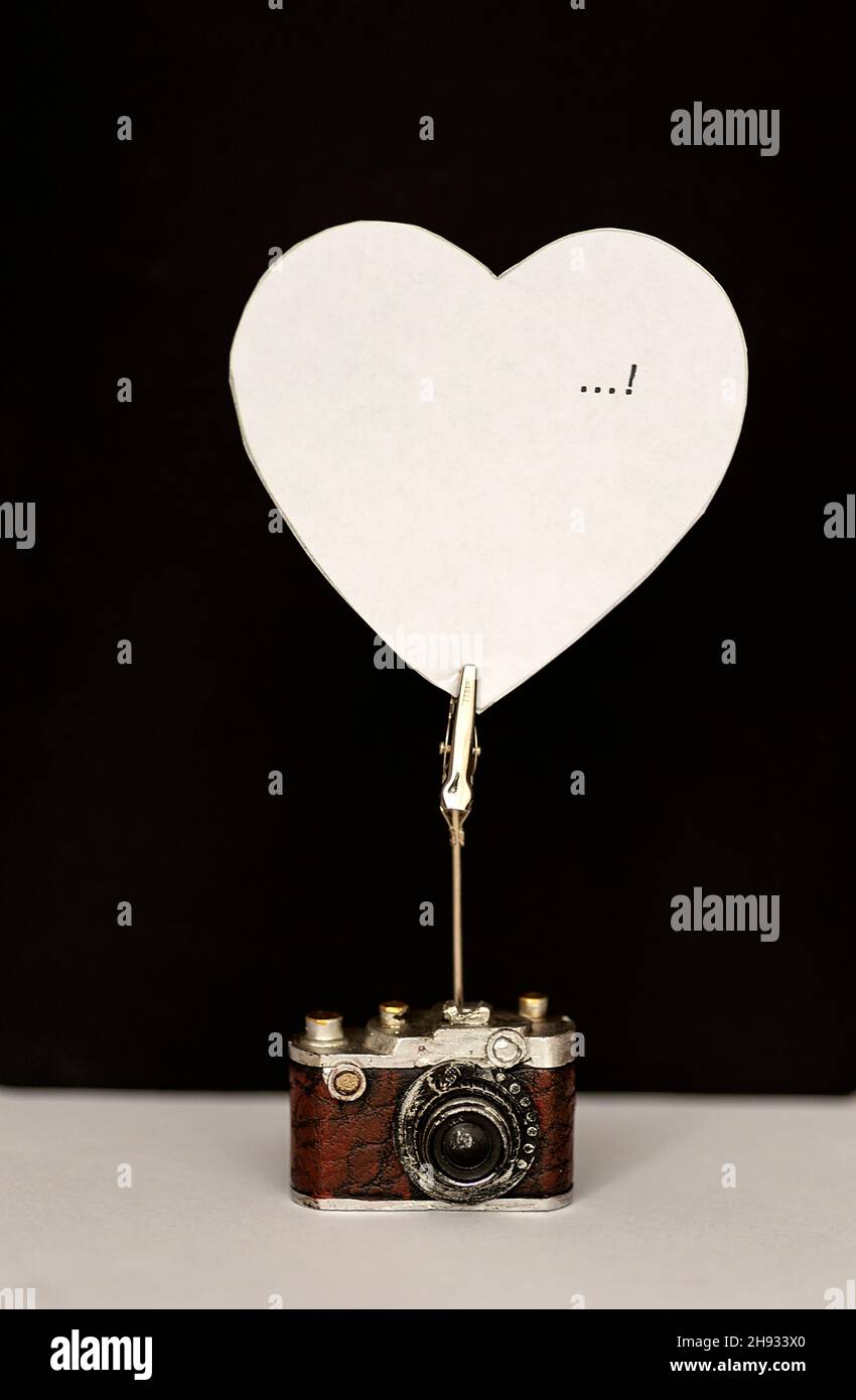 nota carta appesa sul supporto per appunti a forma di cuore Foto Stock