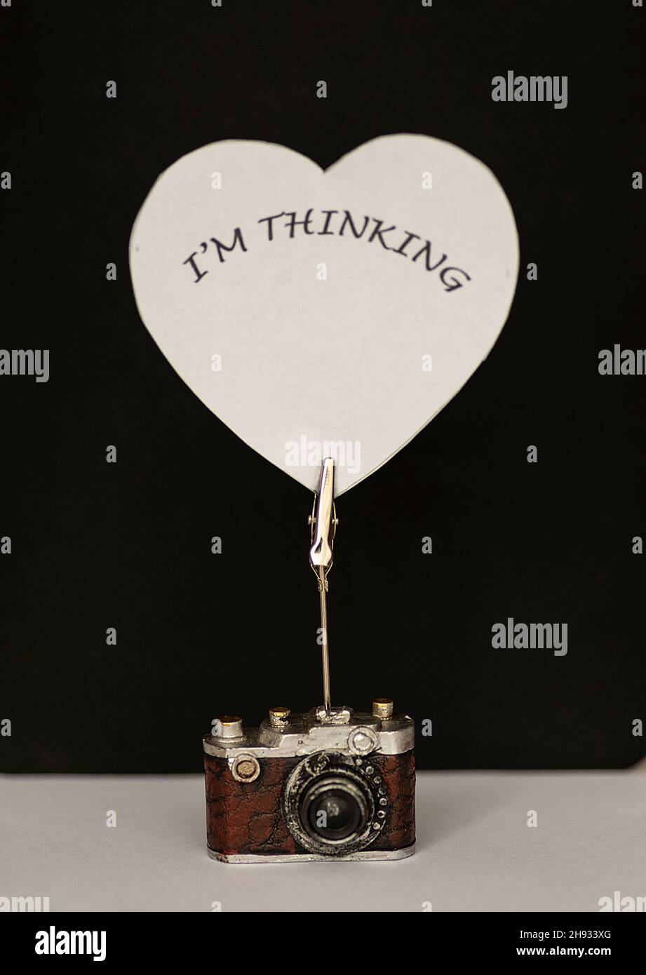 nota carta appesa sul supporto per appunti a forma di cuore Foto Stock