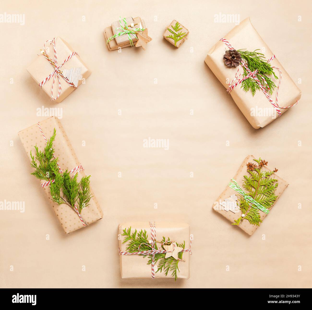 Scatole regalo di Natale avvolte in carta artigianale su sfondo di carta Foto Stock