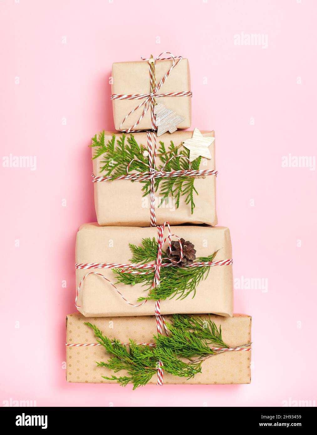 Preparandosi per le feste di Natale. Confezione regalo Foto Stock