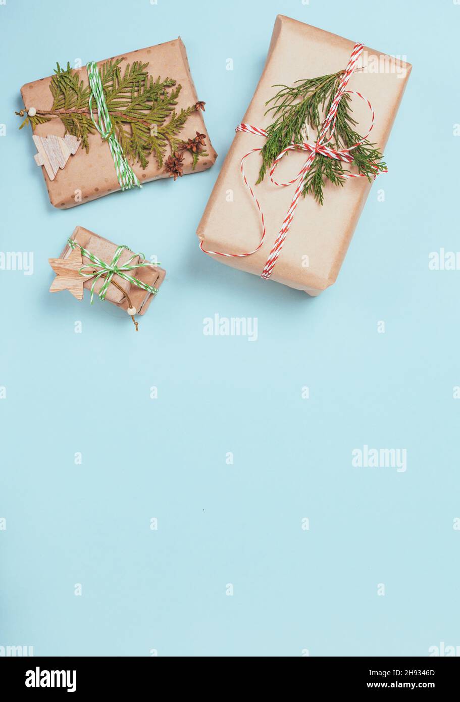 Scatole avvolte in carta artigianale su sfondo di carta blu Foto Stock