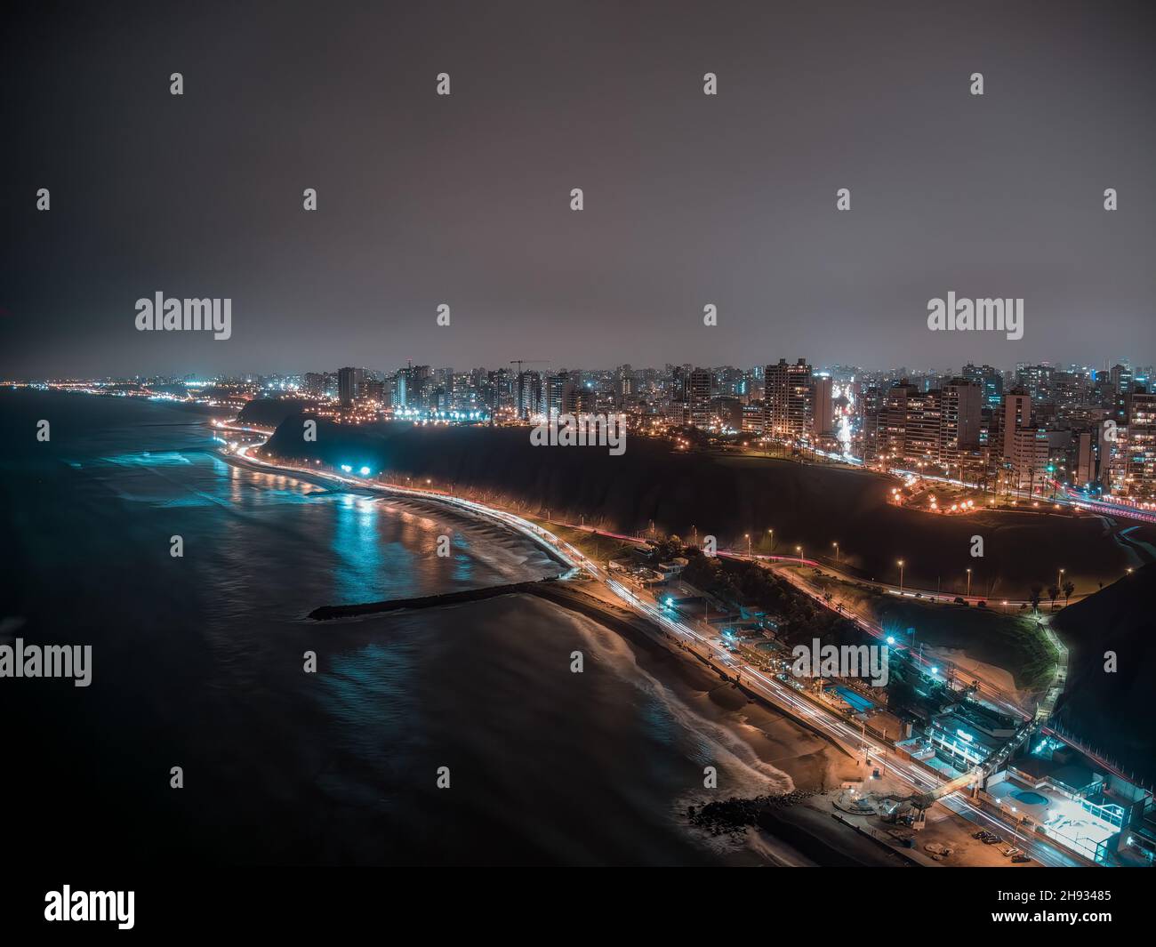 Vista aerea notturna sulla costa del distretto di Miraflores a Lima, la capitale del Perù Foto Stock