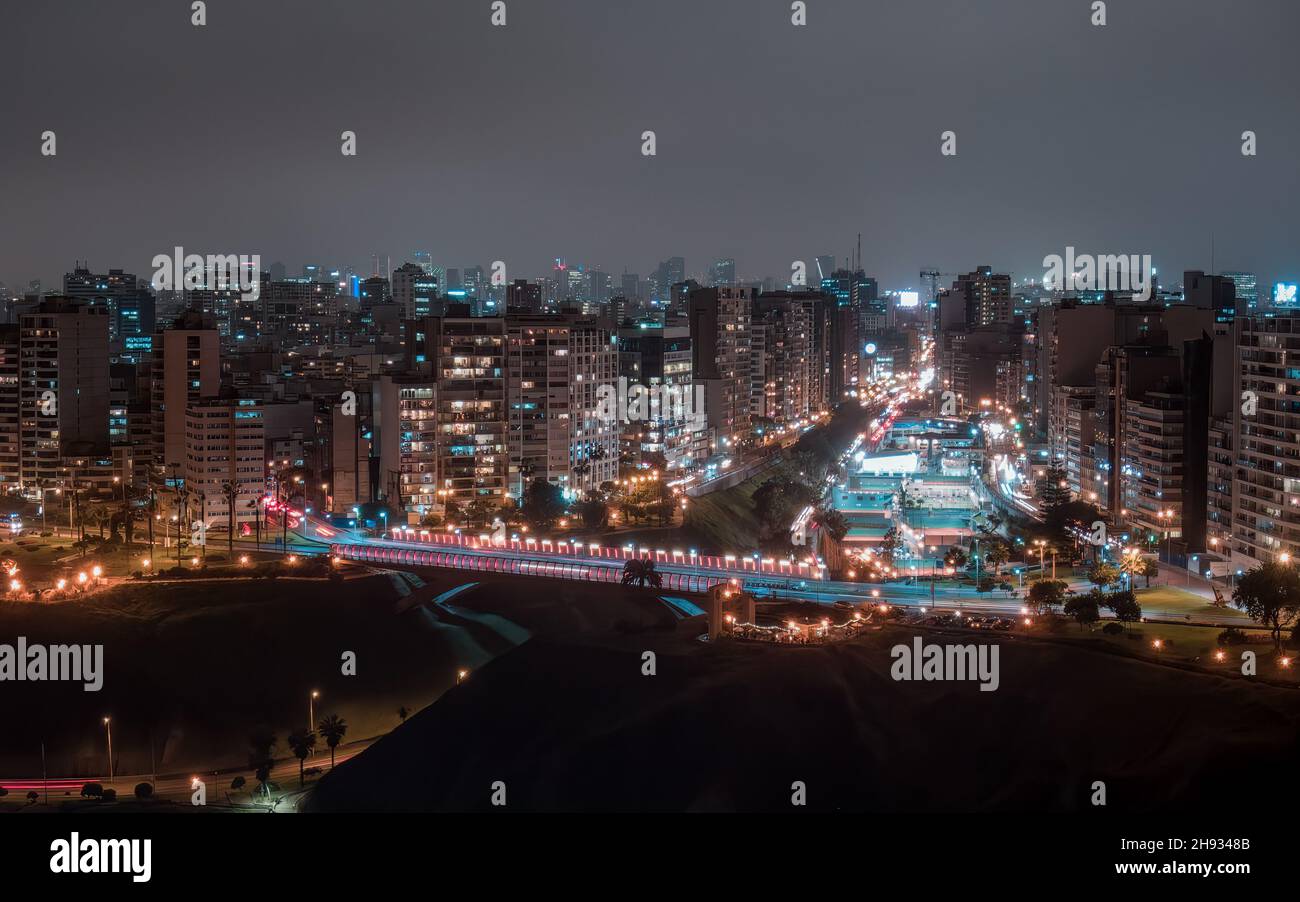 Veduta aerea notturna del drone sul ponte di Villena Rey dal distretto di Miraflores a Lima, Perù Foto Stock