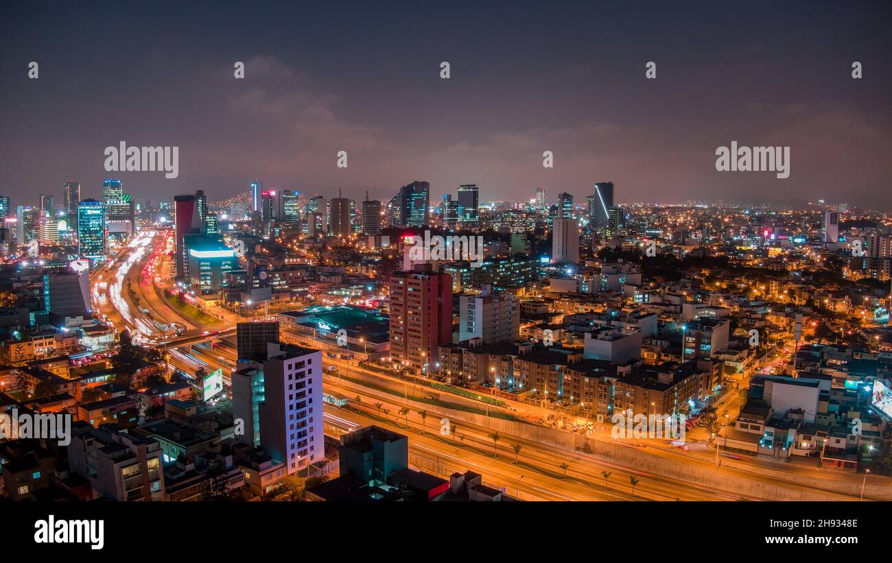 Lima, Perù - 13.08.2019 - Vista notturna aerea panoramica sull'autostrada Via Expresa e sul centro finanziario del distretto di San Isidro Foto Stock