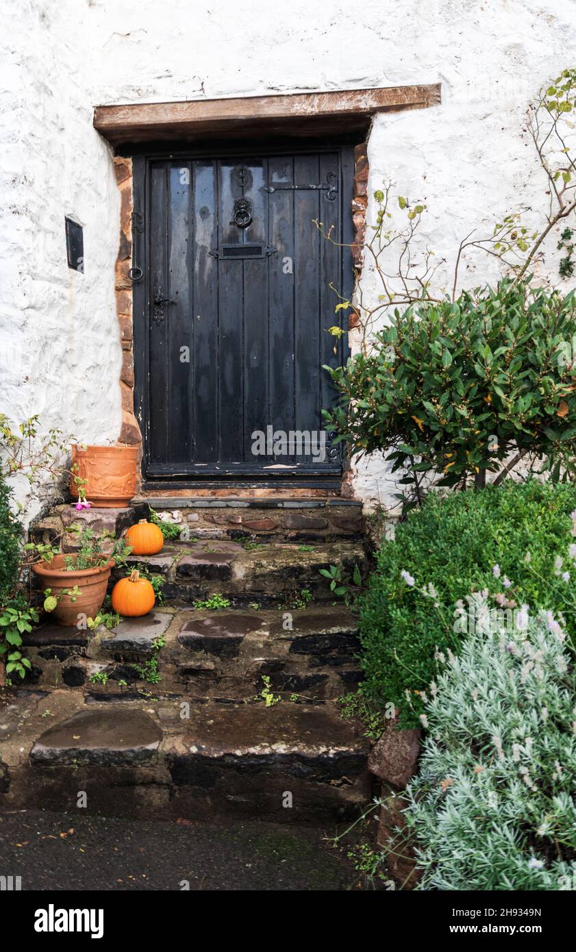 Vecchia porta cottage con zucche all'esterno, Minehead, Somerset, Regno Unito durante la stagione autunnale di Hallowean Foto Stock