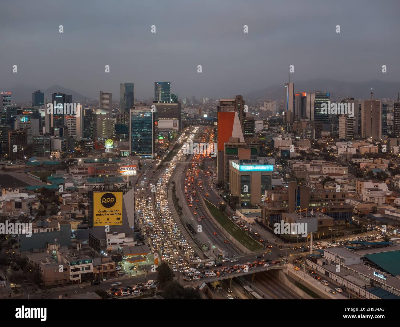 Lima, Perù - 23.10.2019 - Vista aerea panoramica sulla superstrada Via Expresa e il centro finanziario del quartiere di San Isidro Foto Stock