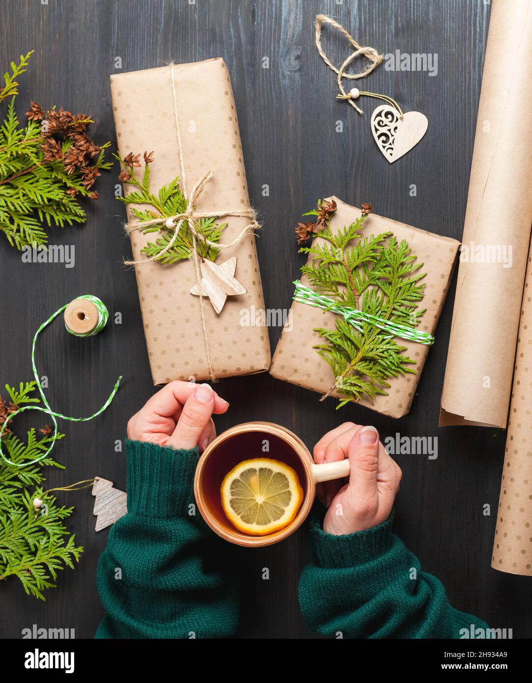 Confezioni regalo di Natale in carta artigianale Foto Stock