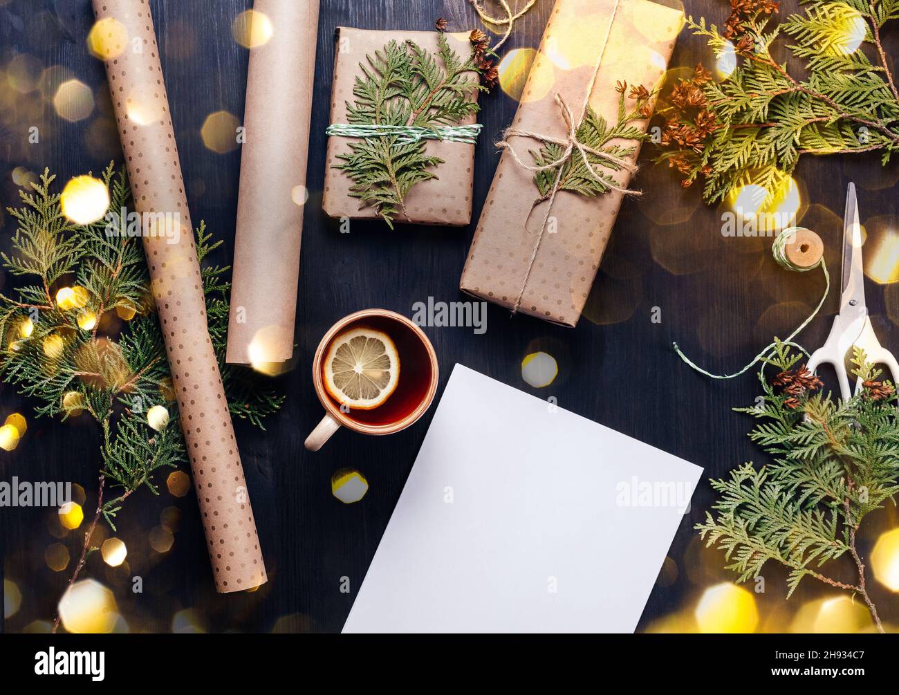 Natale senza sprechi. I regali di Natale avvolti in carta artigianale con i rami di thuja. Foto Stock