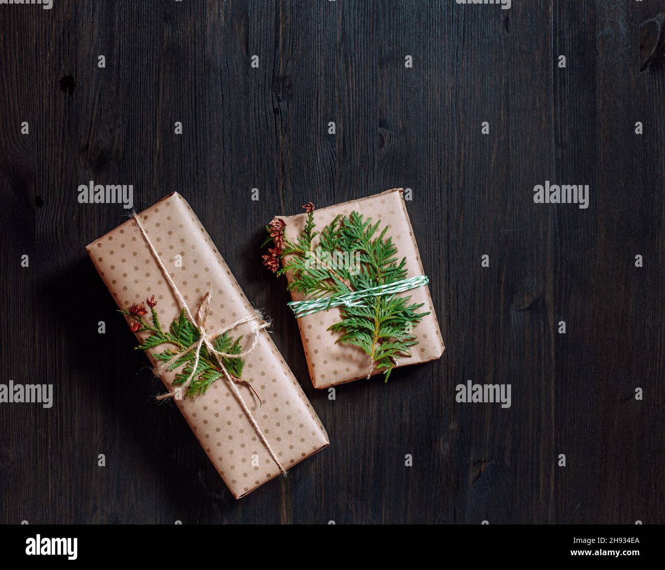 Due scatole regalo di Natale su sfondo nero Foto Stock