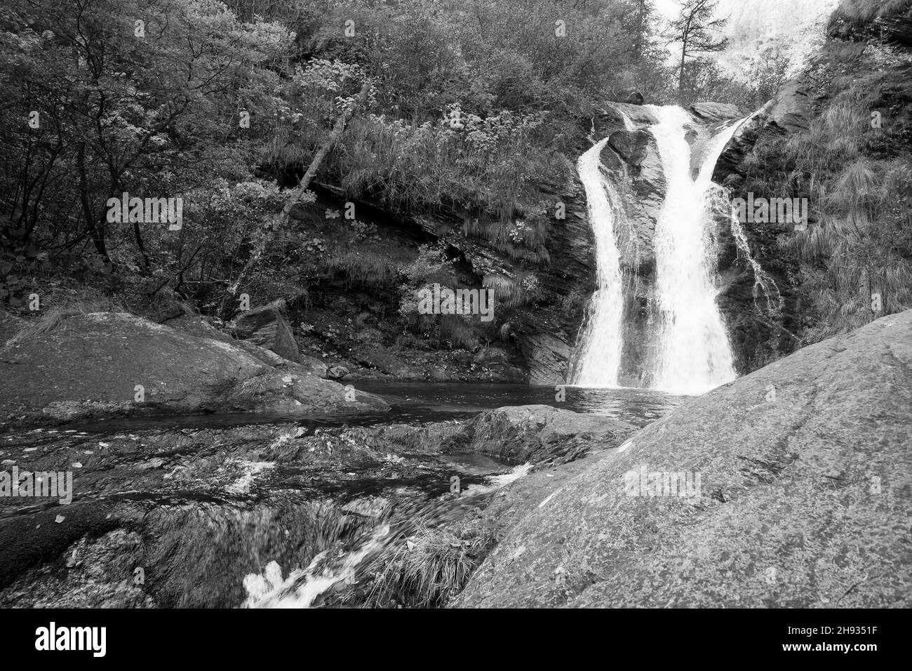 Piccola cascata formata dal torrente Gravio sulle alpi italiane Foto Stock