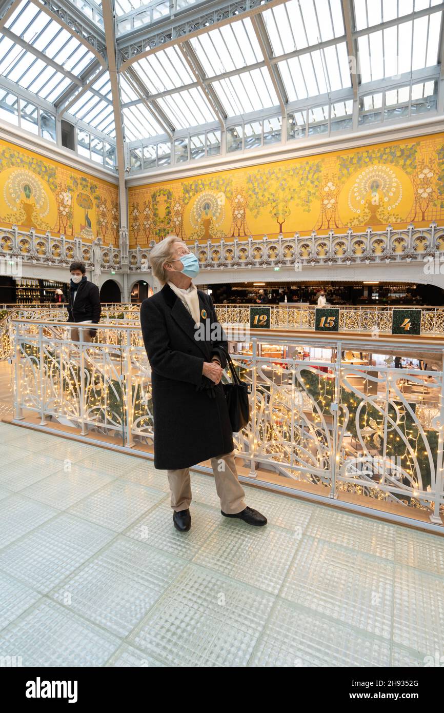 Parigi, Francia - 12 01 2021: Grandi magazzini la Samaritaine. Vista interna dell'edificio a natale Foto Stock