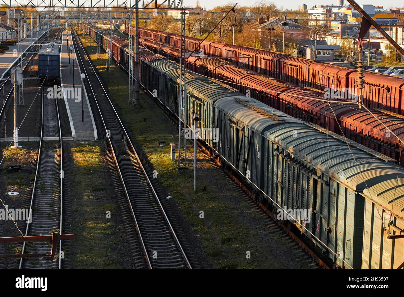 Lutsk, Ucraina - Maggio 26,2021: Locomotiva con carro merci su rotaie. Carrozze per treni merci alla stazione ferroviaria. Classificazione o deposito ferroviario di classificazione Foto Stock