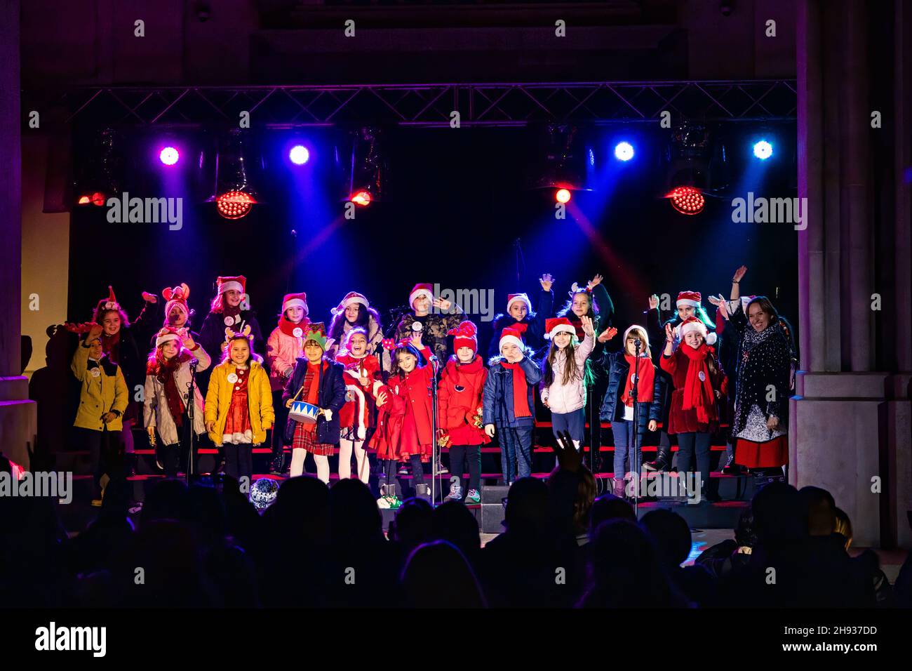 Bucarest, Romania. 3 dicembre 2021. Coro per bambini che canta Foto Stock