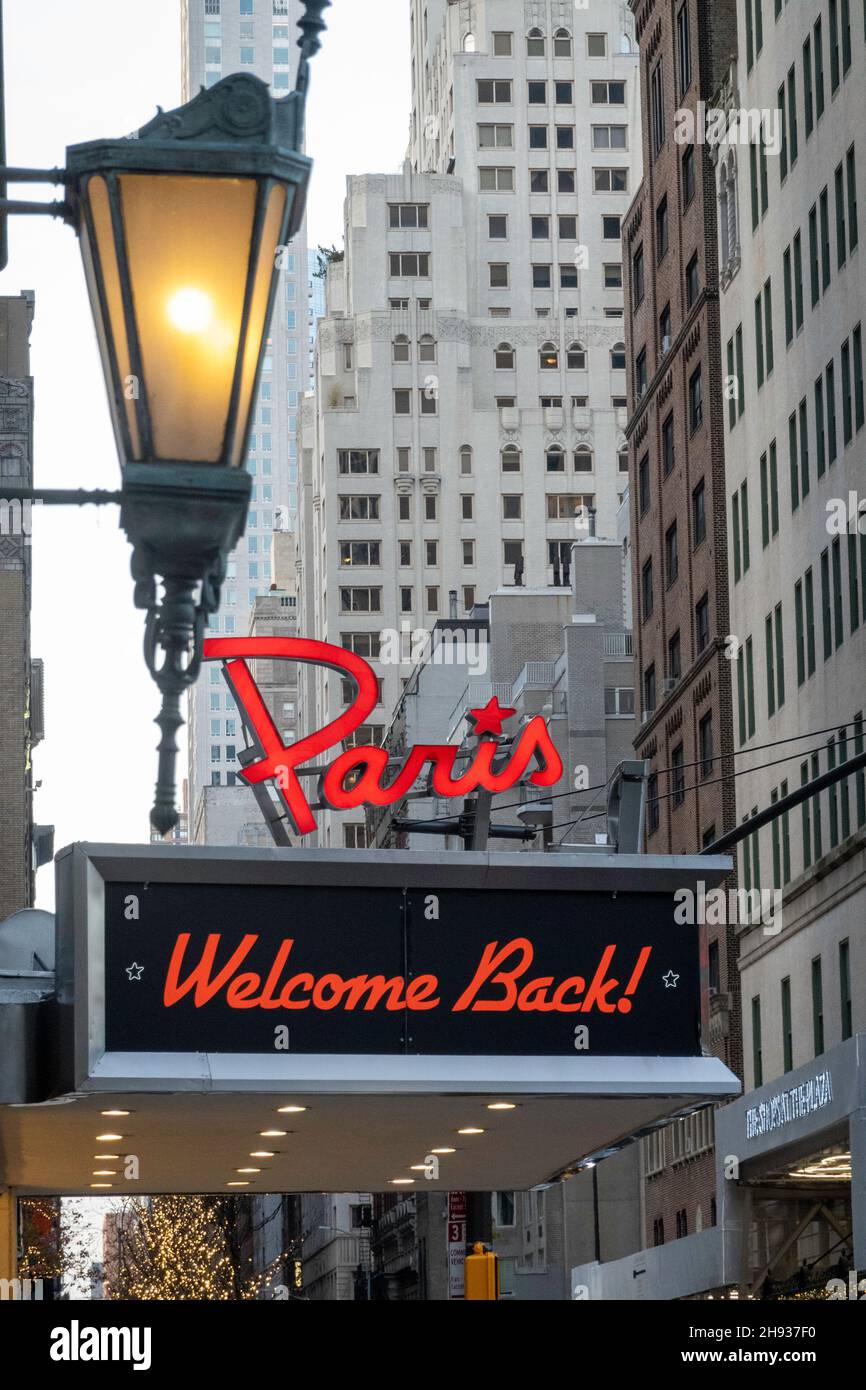 Paris Theatre Marquee a New York City, USA Dicembre 2021 Foto Stock