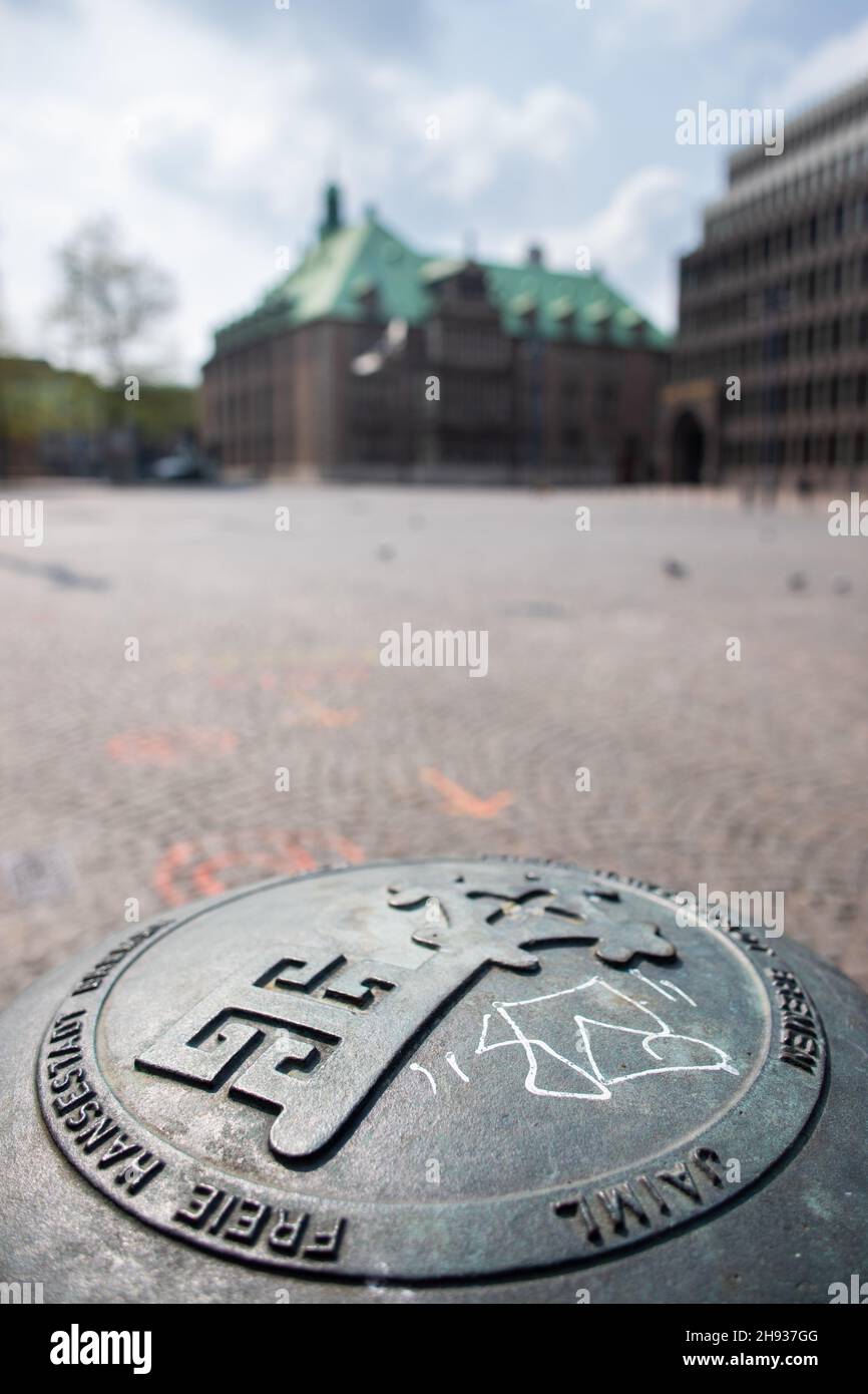 Primo piano della chiave di Brema come simbolo per i diritti del libero mercato e lo storico municipio (patrimonio culturale mondiale dell'unesco) sullo sfondo Foto Stock