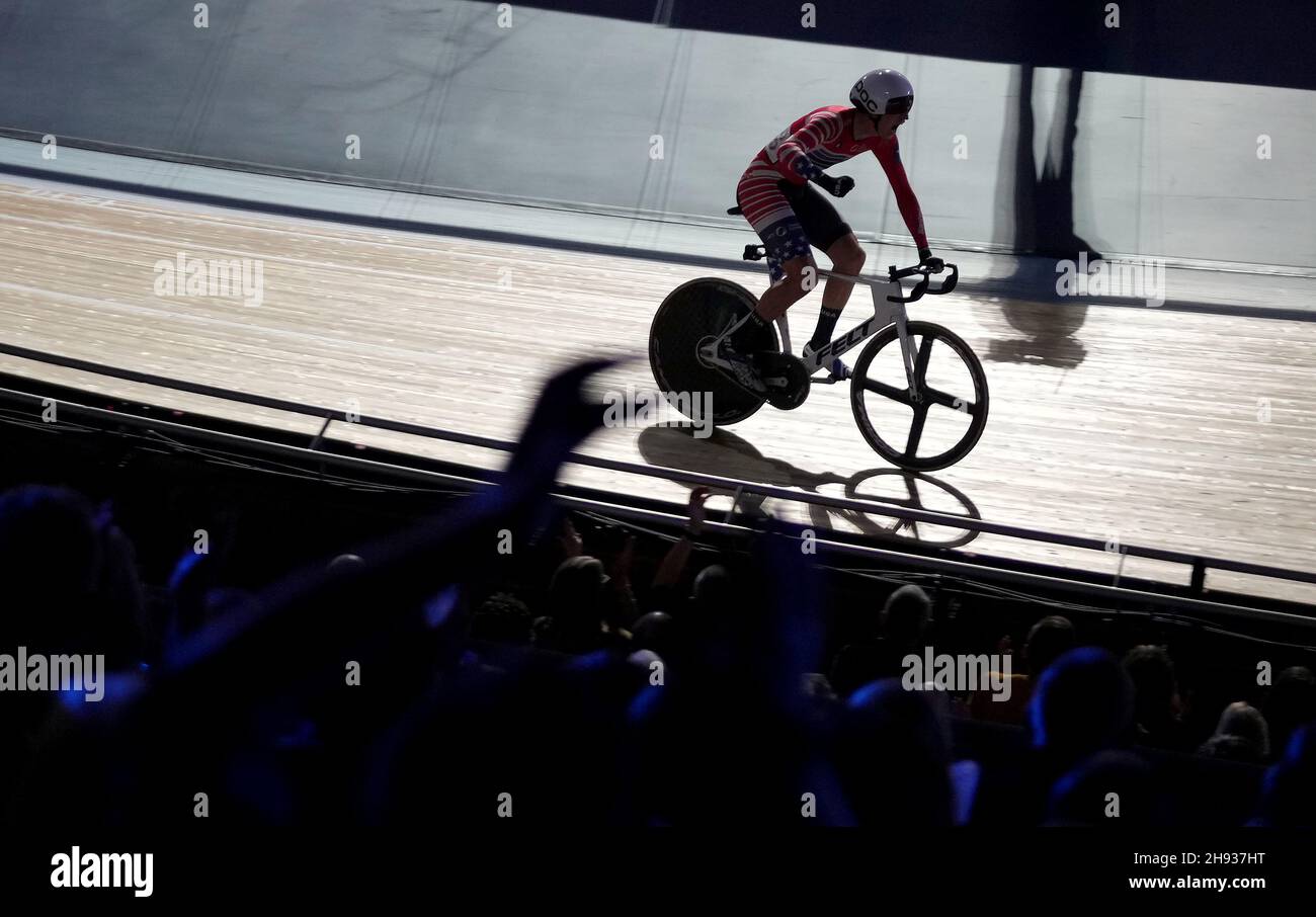 Gavin Hoover degli Stati Uniti vince l'eliminazione degli uomini durante il terzo round della UCI Track Champions League 2021 al Lee Valley VeloPark di Londra. Data foto: Venerdì 3 dicembre 2021. Foto Stock