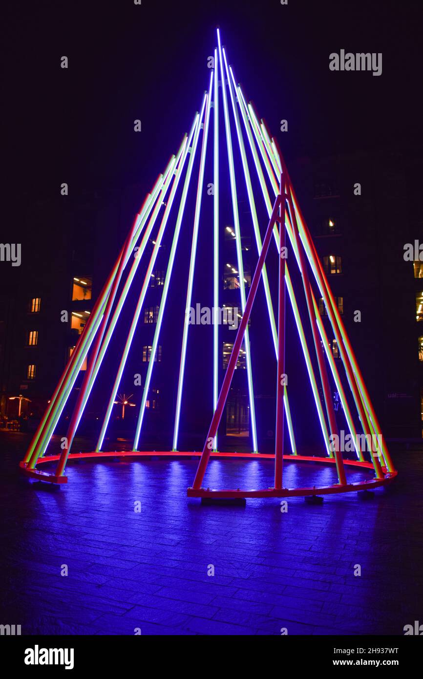 Londra, Regno Unito. 3 dicembre 2021. Una nuova installazione invernale intitolata Temenos dell'artista Liliane Lijn è stata presentata in Piazza Granary a Croce del Re. La struttura da 11.3 metri sarà in mostra fino a febbraio 2022. Credit: Vuk Valcic / Alamy Live News Foto Stock