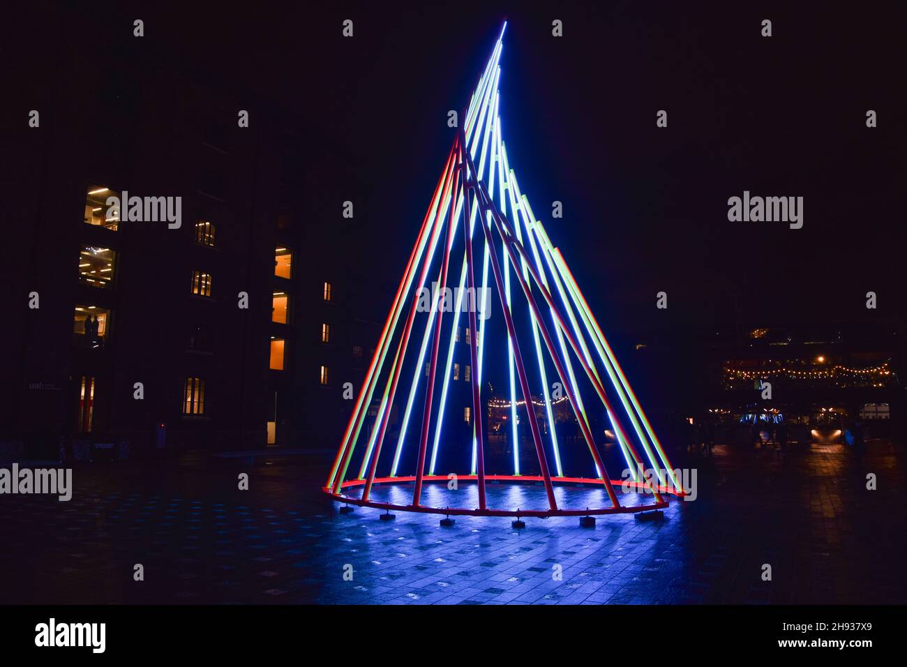 Londra, Regno Unito. 3 dicembre 2021. Una nuova installazione invernale intitolata Temenos dell'artista Liliane Lijn è stata presentata in Piazza Granary a Croce del Re. La struttura da 11.3 metri sarà in mostra fino a febbraio 2022. Credit: Vuk Valcic / Alamy Live News Foto Stock