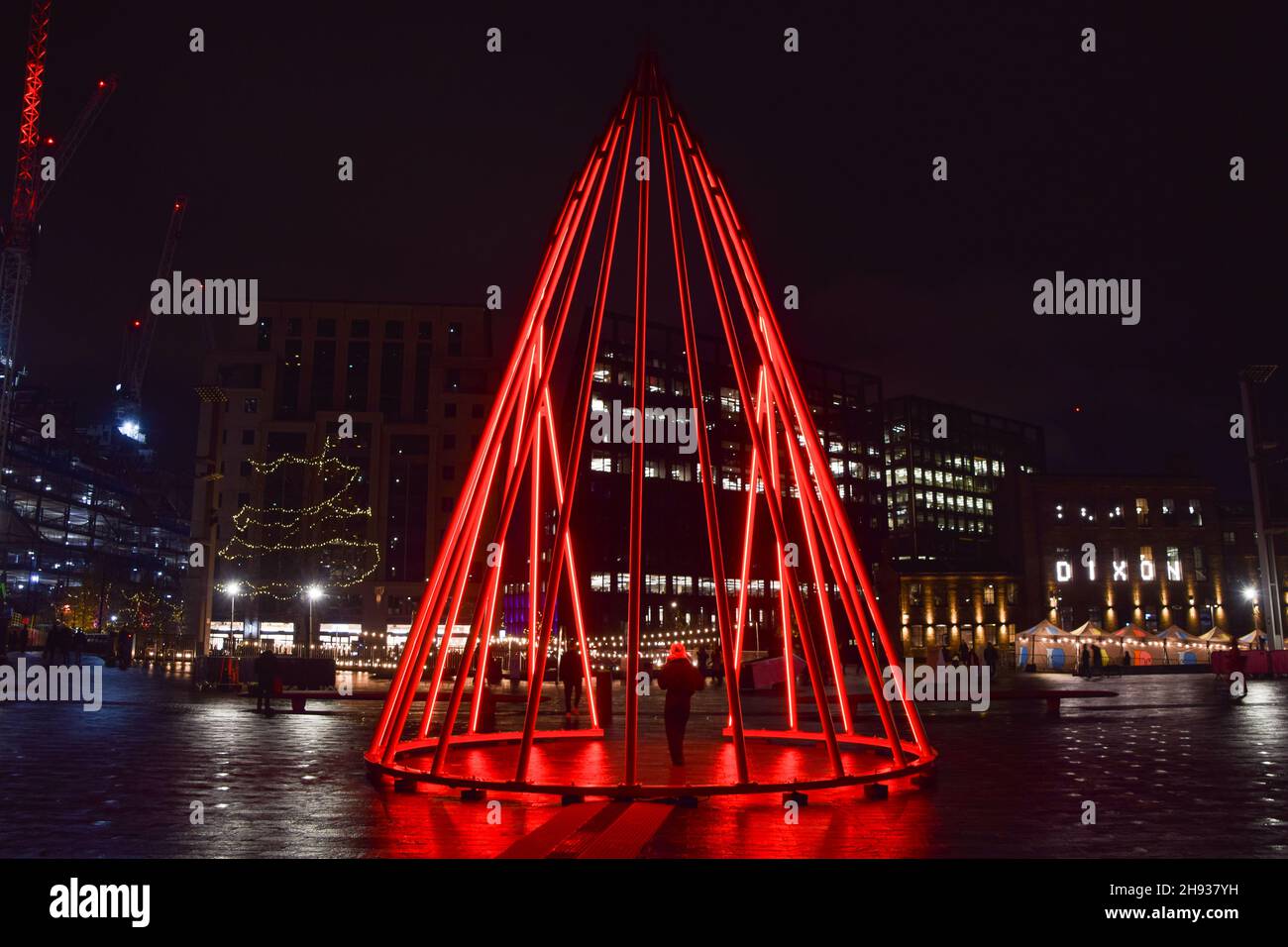 Londra, Regno Unito. 3 dicembre 2021. Una nuova installazione invernale intitolata Temenos dell'artista Liliane Lijn è stata presentata in Piazza Granary a Croce del Re. La struttura da 11.3 metri sarà in mostra fino a febbraio 2022. Credit: Vuk Valcic / Alamy Live News Foto Stock