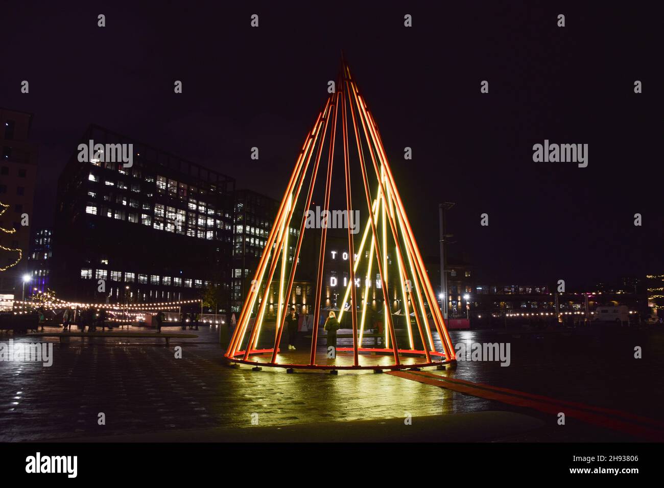 Londra, Regno Unito. 3 dicembre 2021. Una nuova installazione invernale intitolata Temenos dell'artista Liliane Lijn è stata presentata in Piazza Granary a Croce del Re. La struttura da 11.3 metri sarà in mostra fino a febbraio 2022. Credit: Vuk Valcic / Alamy Live News Foto Stock