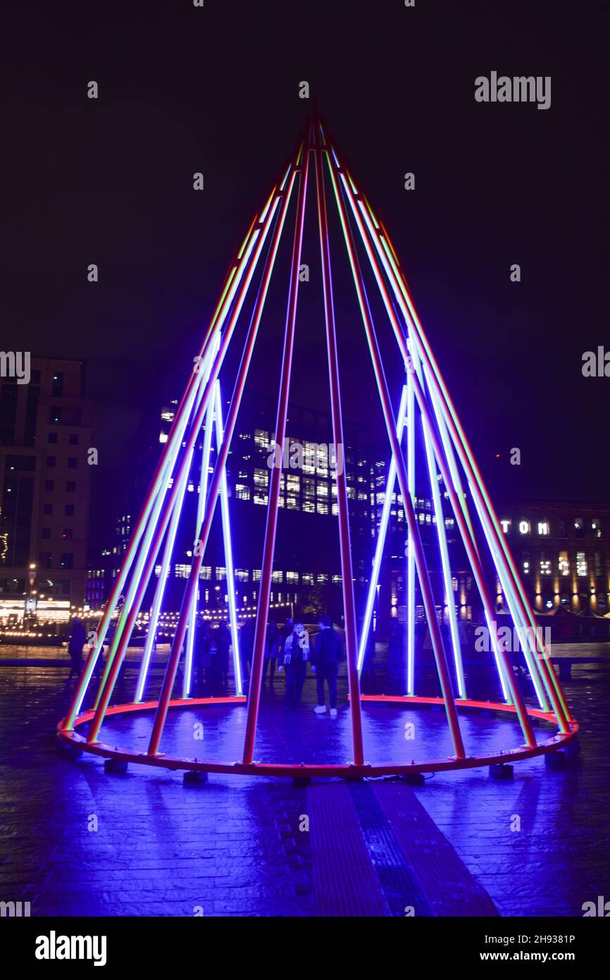 Londra, Regno Unito. 3 dicembre 2021. Una nuova installazione invernale intitolata Temenos dell'artista Liliane Lijn è stata presentata in Piazza Granary a Croce del Re. La struttura da 11.3 metri sarà in mostra fino a febbraio 2022. Credit: Vuk Valcic / Alamy Live News Foto Stock