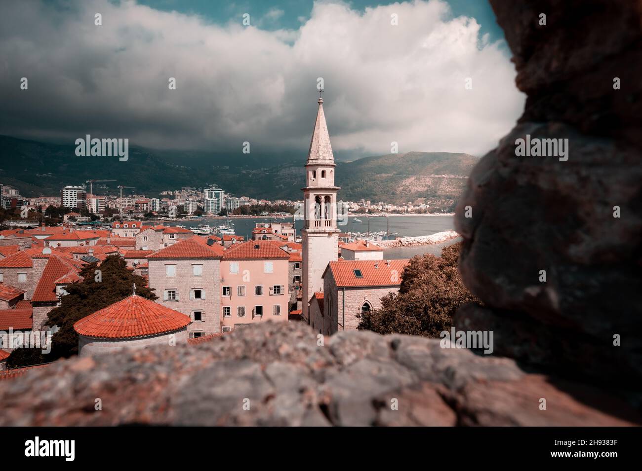 Budva, il centro storico immerso nel sole durante i giorni estivi, ama viaggiare Foto Stock