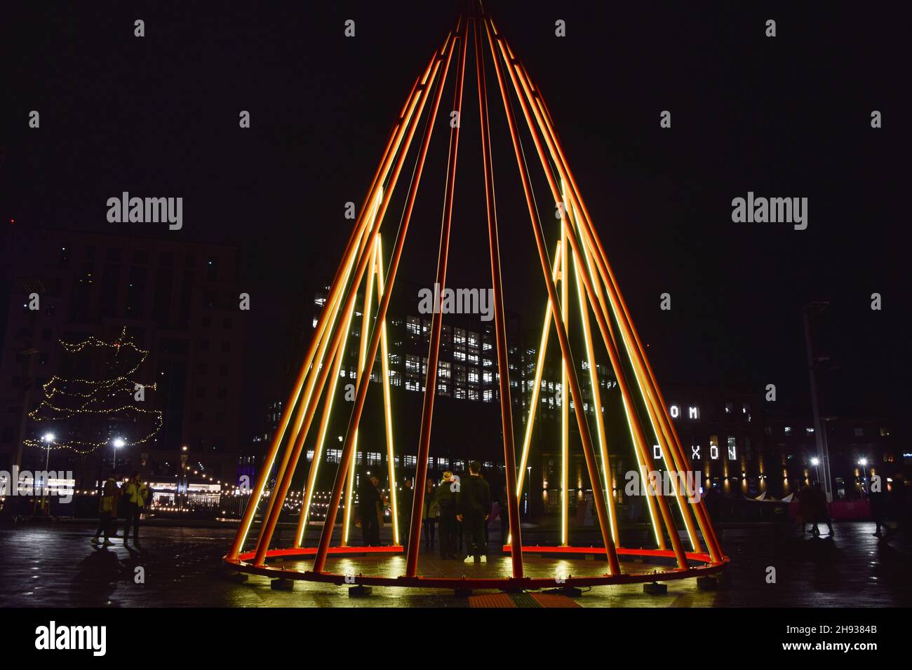 Londra, Regno Unito. 3 dicembre 2021. Una nuova installazione invernale intitolata Temenos dell'artista Liliane Lijn è stata presentata in Piazza Granary a Croce del Re. La struttura da 11.3 metri sarà in mostra fino a febbraio 2022. Credit: Vuk Valcic / Alamy Live News Foto Stock